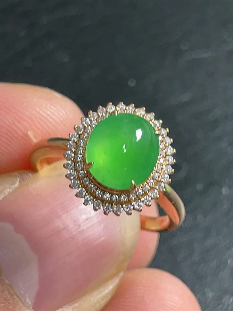 （缅甸翡翠A货）18金伴钻镶嵌冰种阳绿蛋面戒指。内17.2