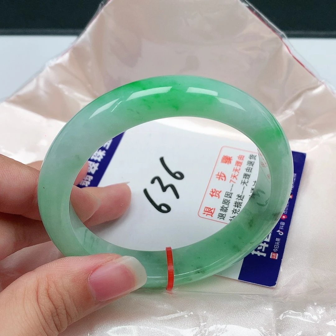 翡翠手镯未镶嵌翡翠