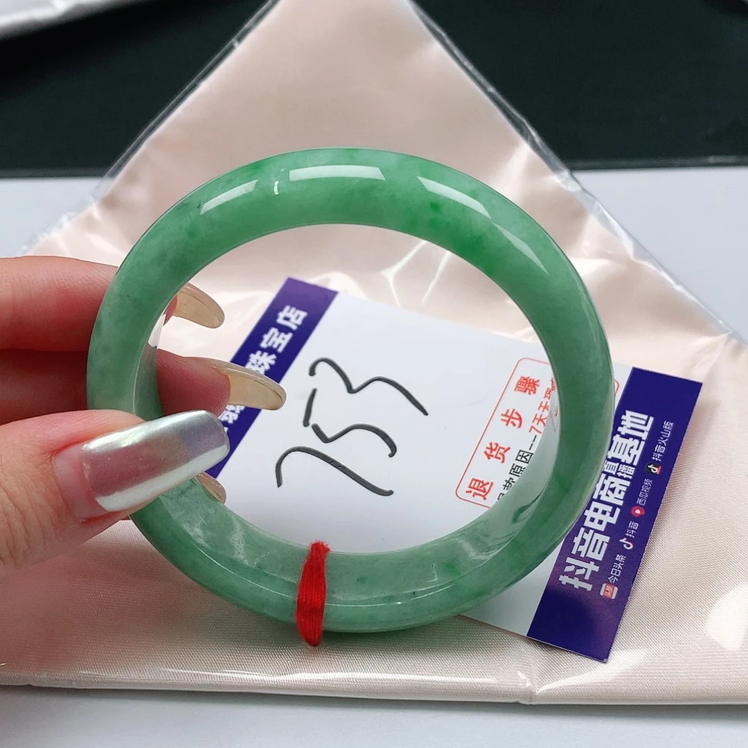 翡翠手镯未镶嵌翡翠手镯轮胎