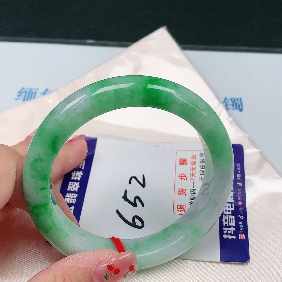 翡翠手镯未镶嵌翡翠