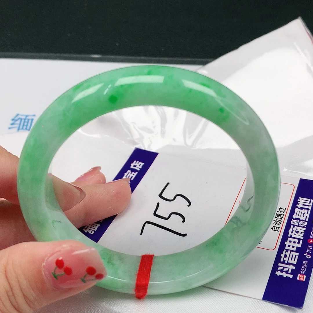 翡翠手镯未镶嵌翡翠