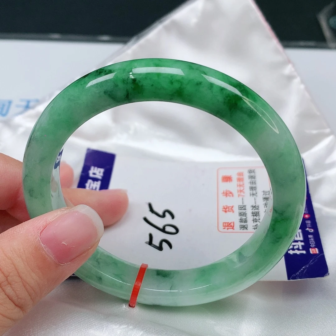 翡翠手镯未镶嵌翡翠