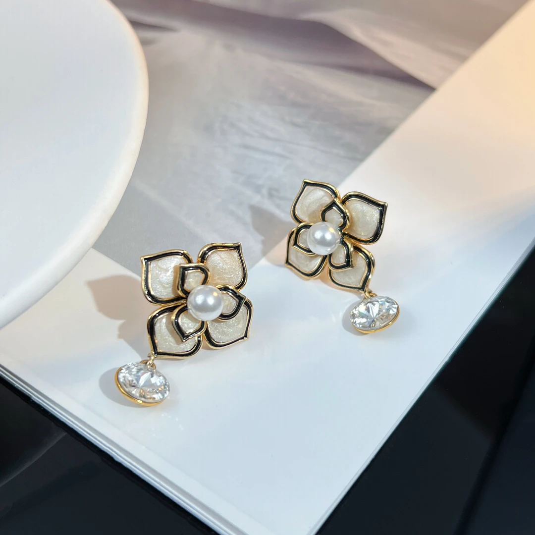 铜合金合成锆石耳饰 E0128 时尚轻奢法式复古白山茶花气质耳饰