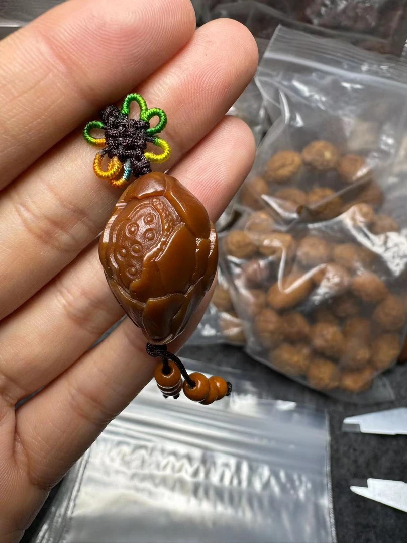 橄榄核雕鸡血红荷花单籽吊坠