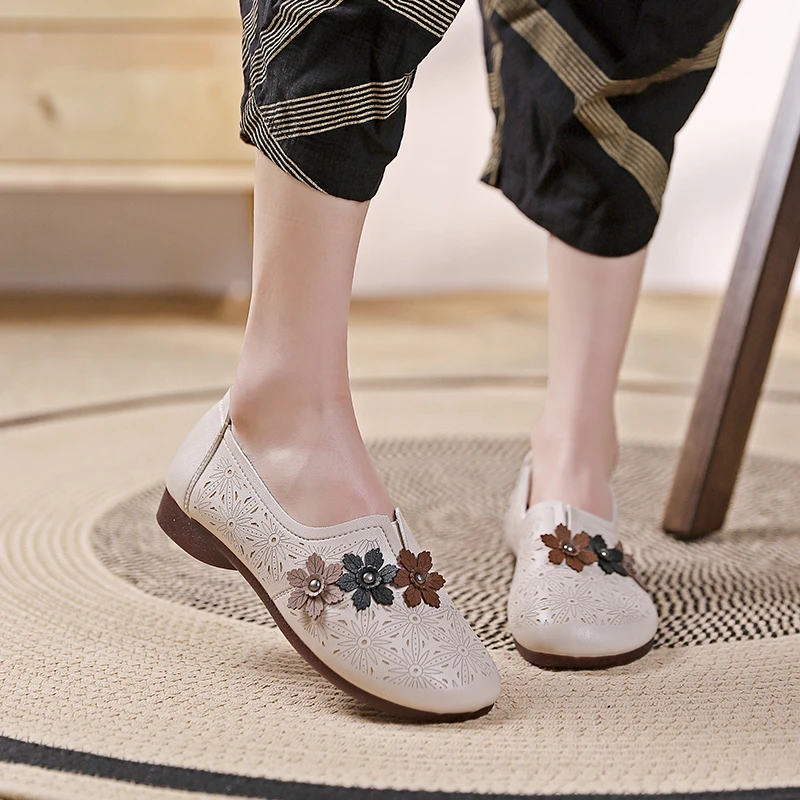 2025秋季真皮中老年妈妈鞋防滑软底民族风平底耐磨舒适透气休闲鞋