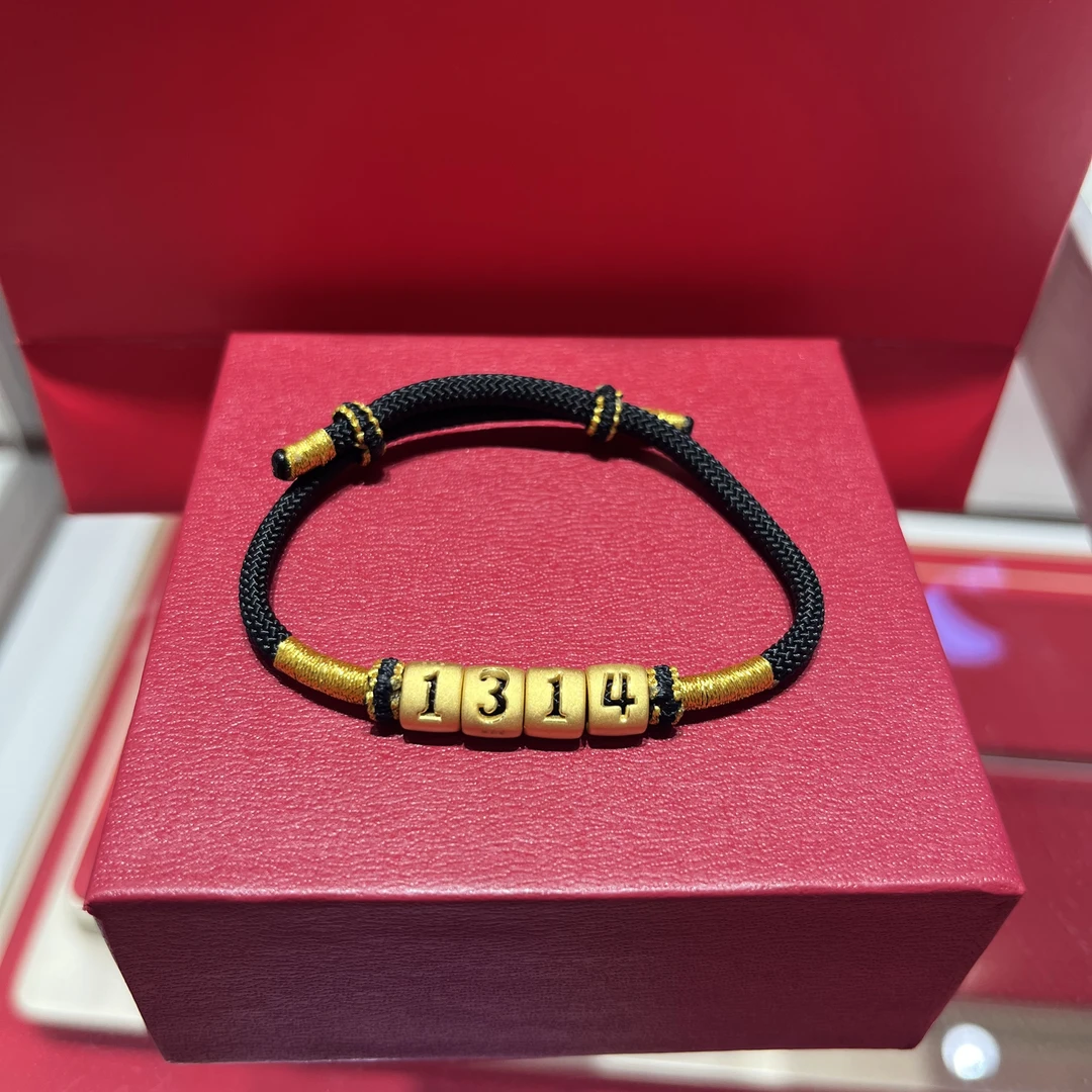 Chow Tai Seng/周大生足金黄金字母数字1314吊坠情侣手编绳送女友