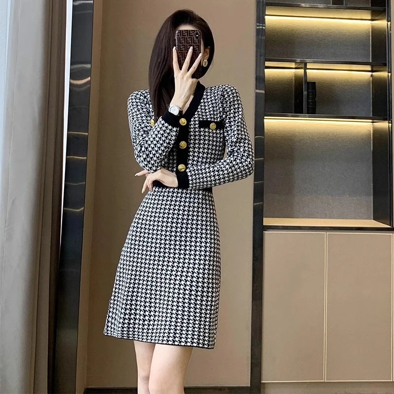 千鸟格名媛连衣裙秋装2023年新款小个子v领秋冬季减龄长袖针织裙