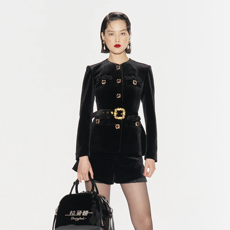 LEFAME/拉飞姆2024年秋季新品宫廷风黑色丝绒宽肩小V领外套/短裤