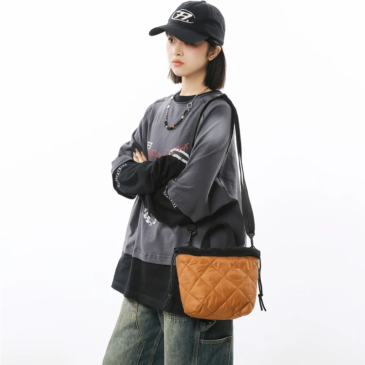 日系冬季轻便水桶泡芙包新款斜挎男女新潮酷帅斜挎包菱格简约