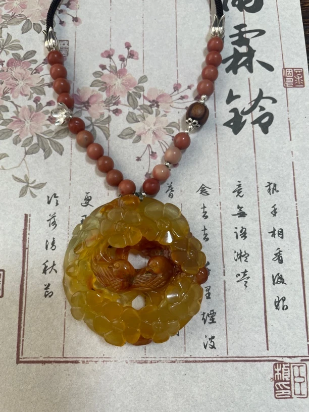 天然精美花玉喜鹊