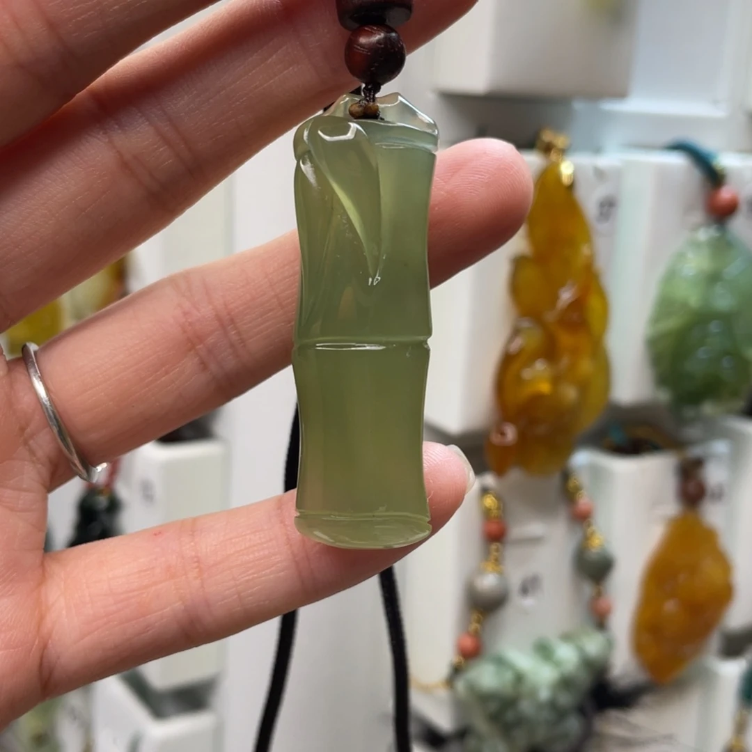 蛇纹石玉颈饰合金