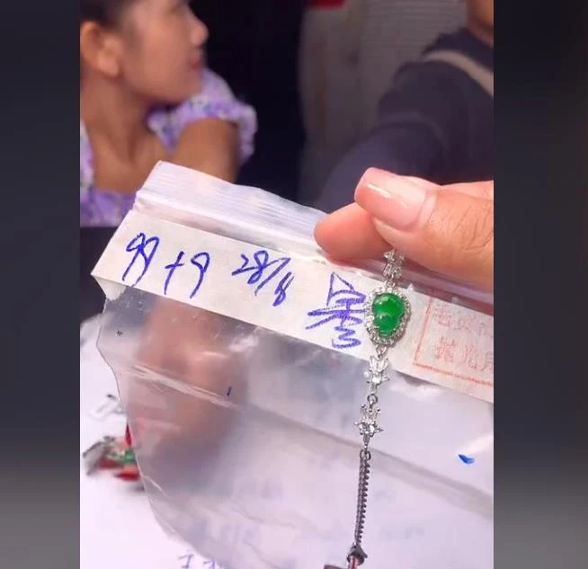 翡翠皇后  天然翡翠阳绿男女款吊坠/定制