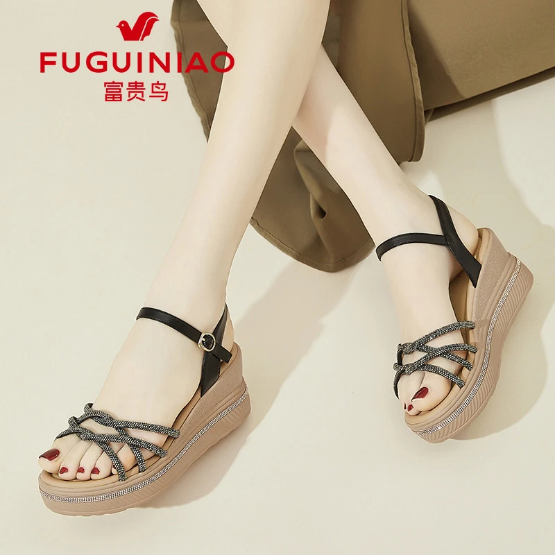 富贵鸟坡跟一字带外穿凉鞋女2025夏季新款黑色厚底增高妈妈松糕鞋