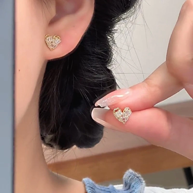 铜合金合成锆石耳饰 小巧精致爱心耳钉简约百搭2023网红爆款耳环