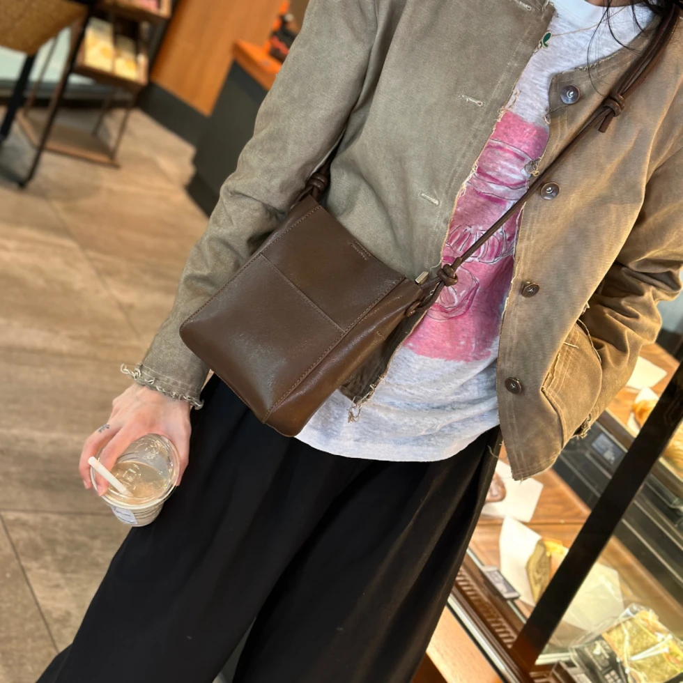 6069牛皮斜挎小水桶多用牛皮新款韩版时尚休闲百搭真皮复古棕色