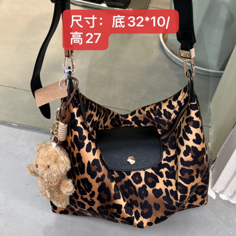 6196牛皮配豹纹布休息斜挎腋下两用女包