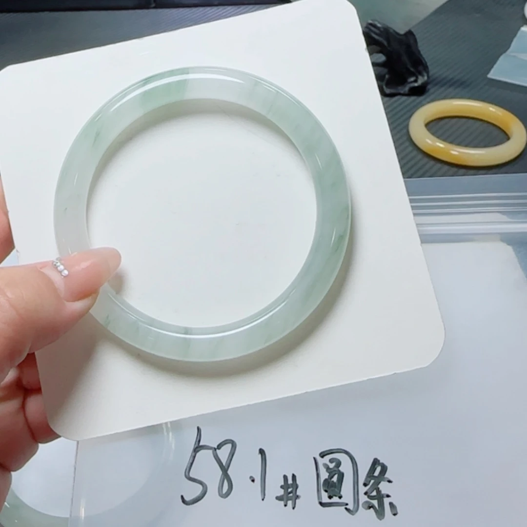【闪购商品】定制石英质玉未镶嵌是**?