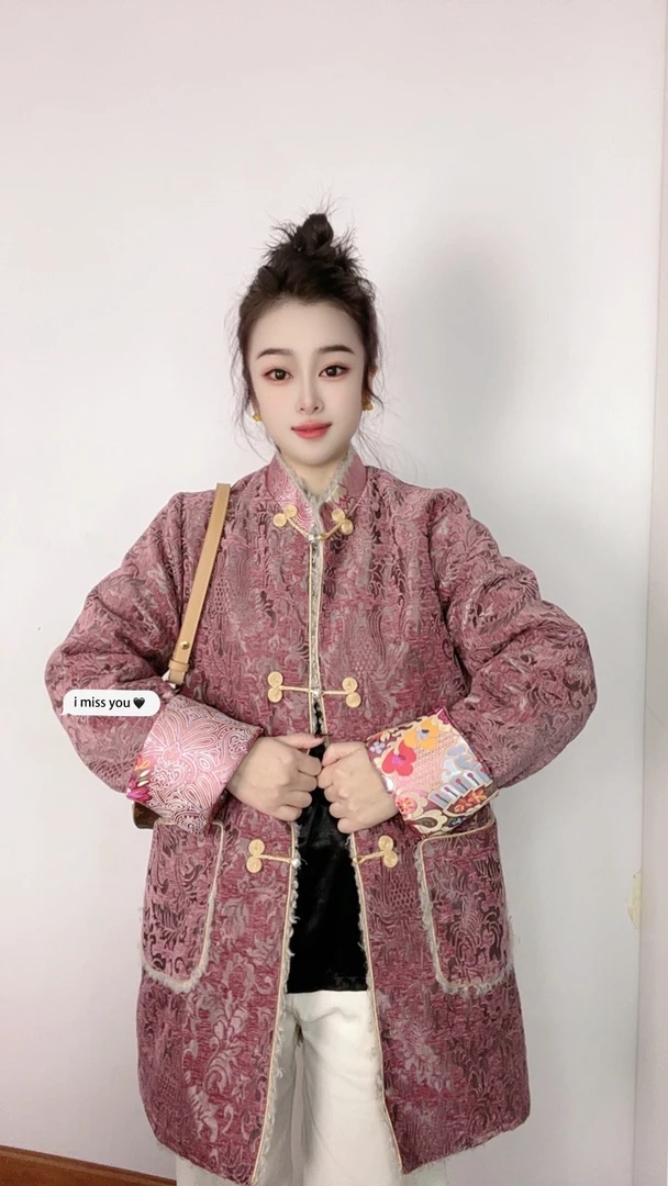 Mei-Yu2024冬季新款丝绒立体提花中长款藏式粉色外套-显白显瘦