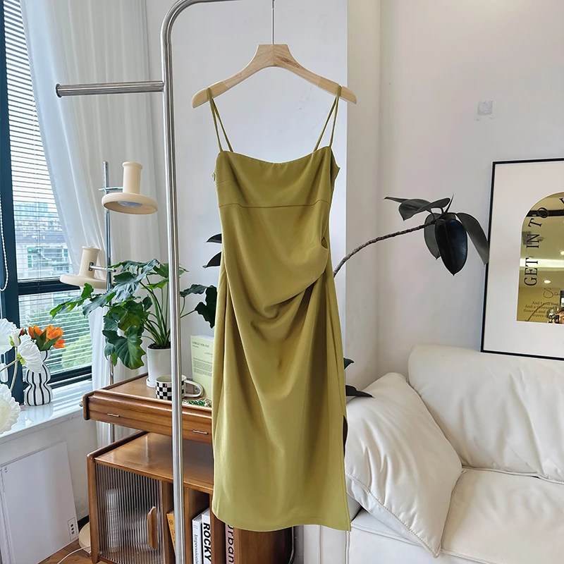 63YQ1122夏季新款法式露肩吊带连衣裙女褶皱收腰修身显瘦吊带裙
