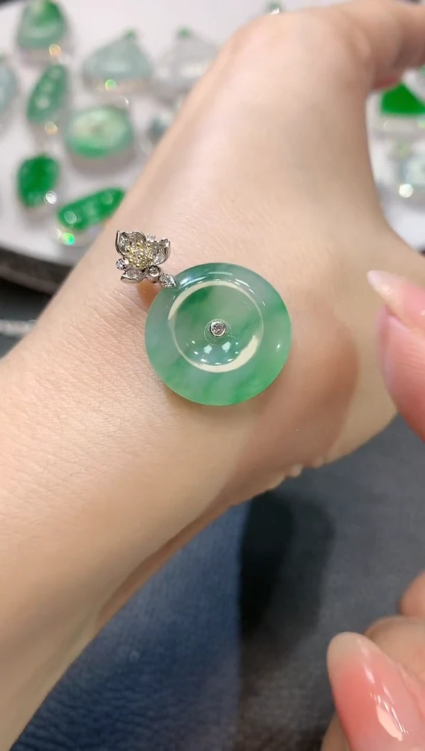 【闪购商品】翡翠吊坠(不含链)18K金镶嵌C17