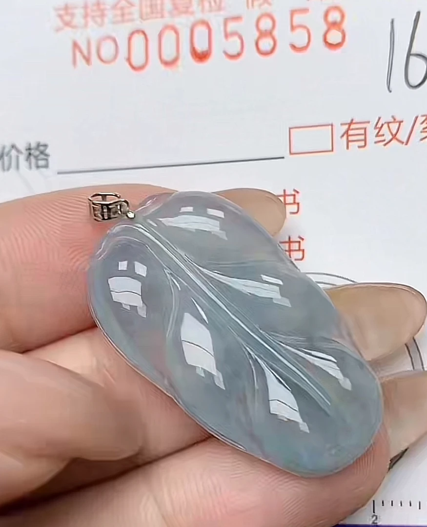 天然A货翡翠吊坠