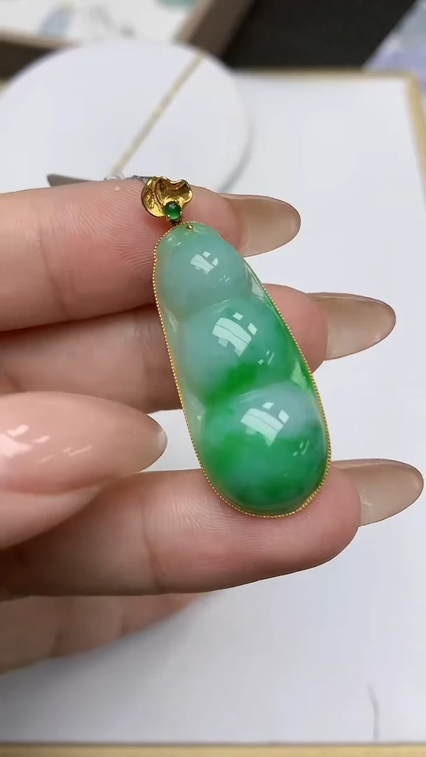 【闪购商品】翡翠颈饰18K金镶嵌豆子天然A货翡翠