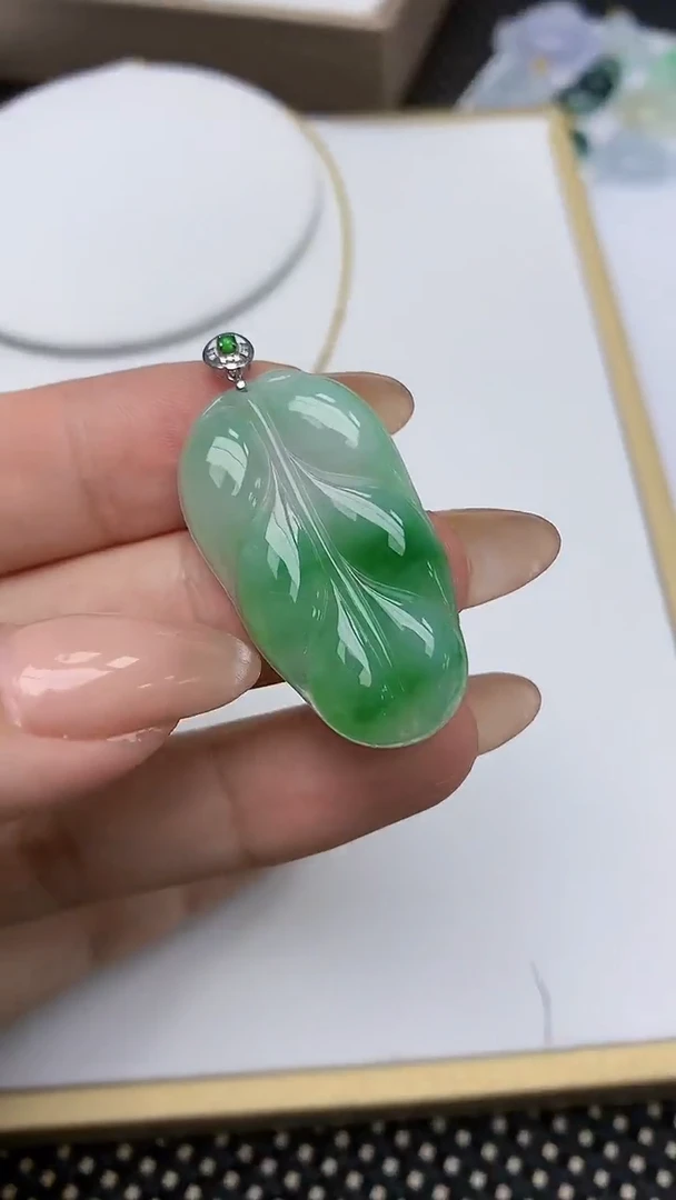【闪购商品】翡翠颈饰18K金镶嵌天然A货翡翠叶子