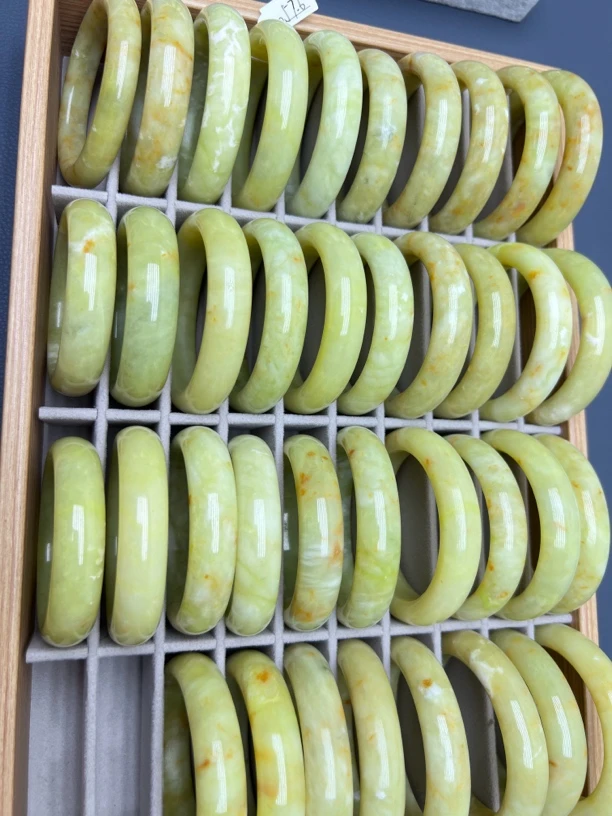 福利柿子红桂花糕岫玉手镯默认微瑕疵