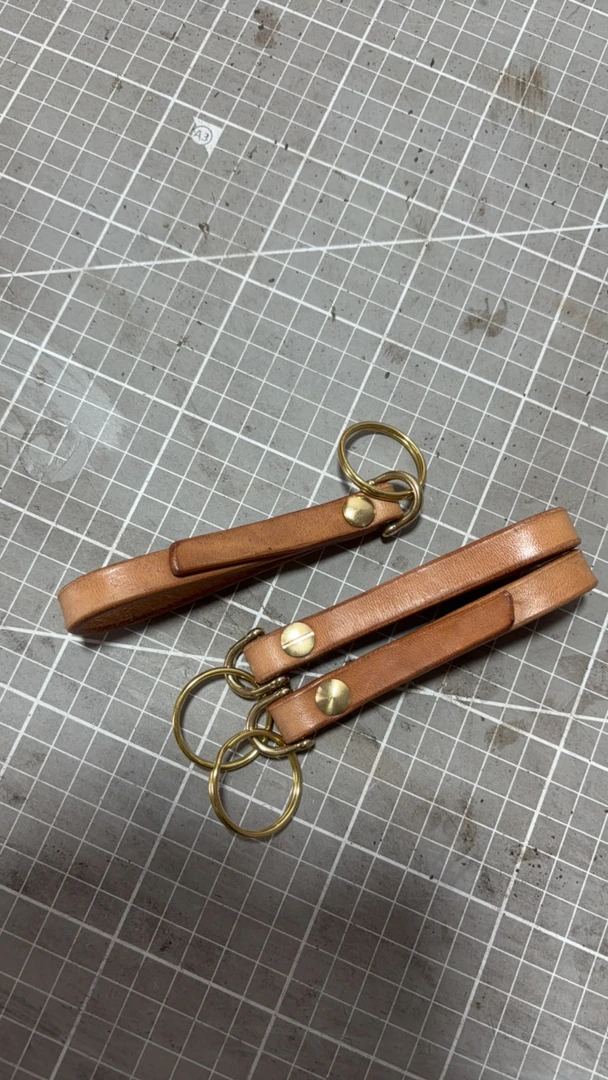 进口头层牛皮手工钥匙扣，纯铜五金配件，结实耐用原色养牛钥匙扣