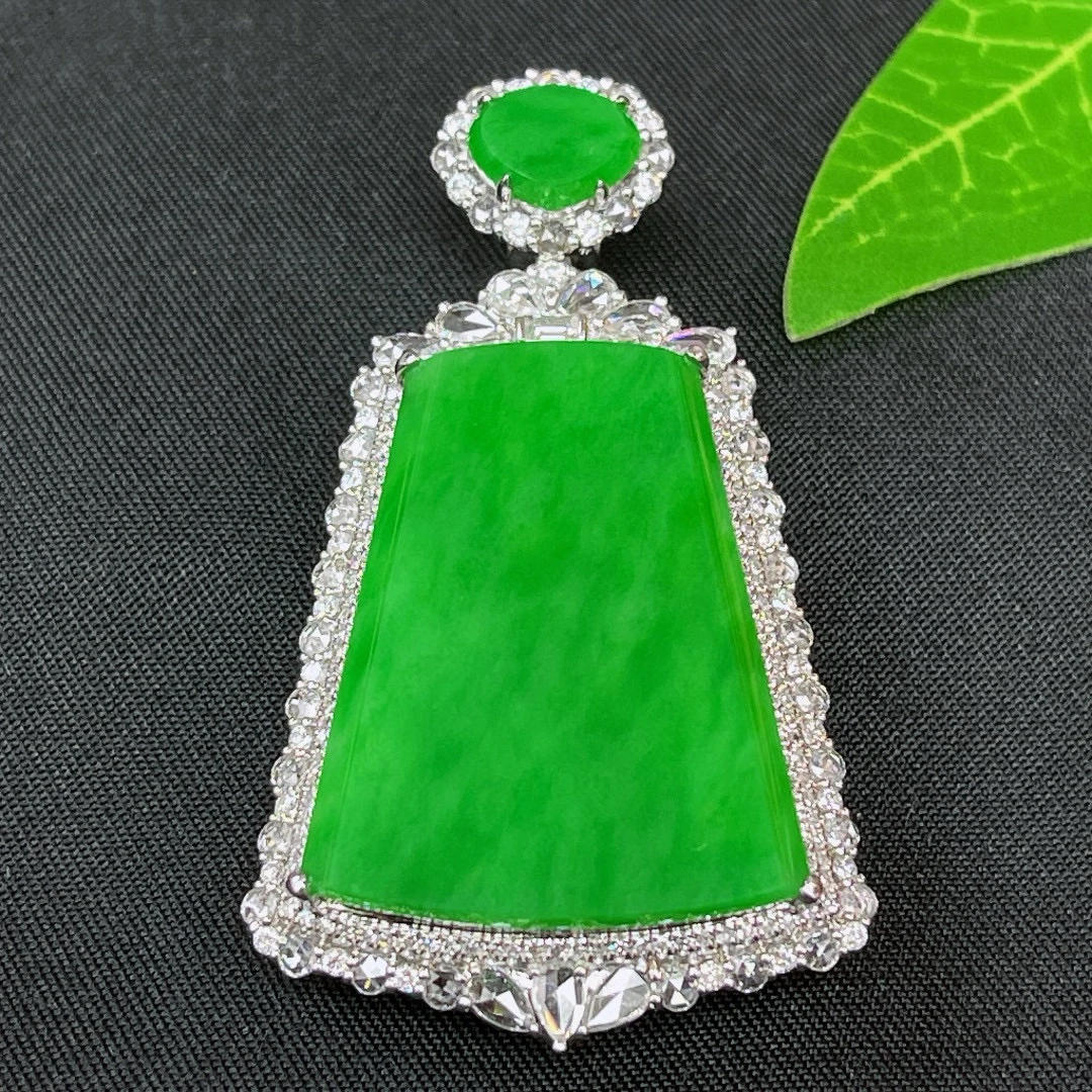 时尚气质大气送礼18k豪华镶嵌缅甸翡翠A货甜阳绿无事牌吊坠性价比