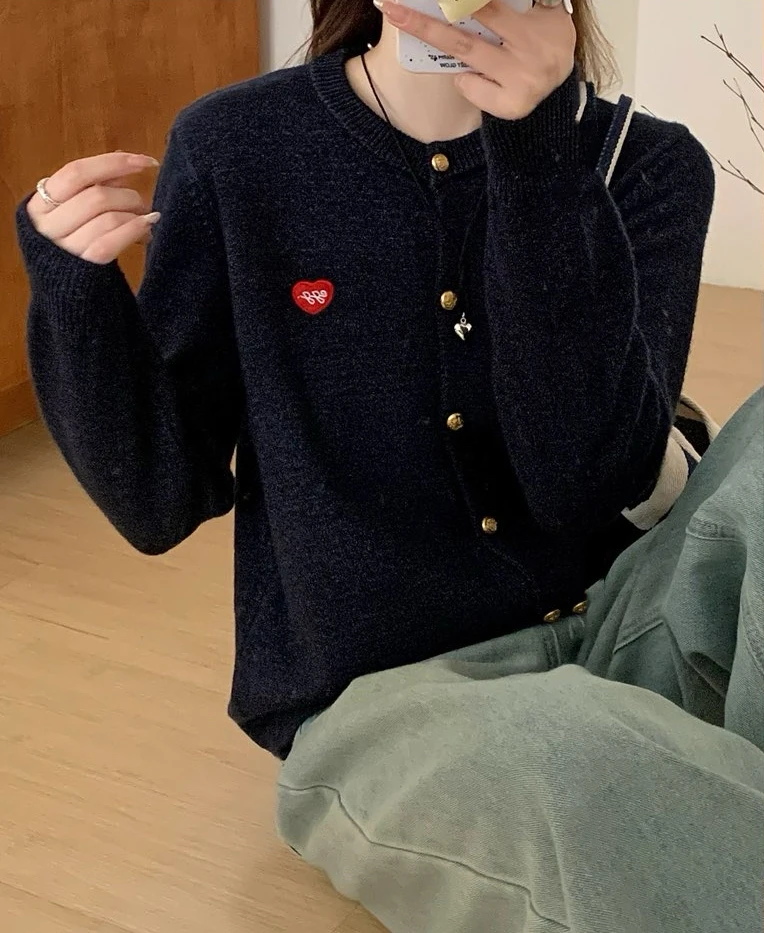 「爱心小金扣」日系秋冬季时尚女士短款针织爱心开衫高级感韩系上衣