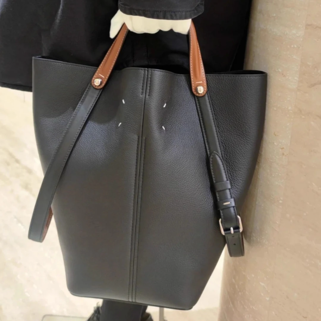 网红同款秋冬新款简约轻奢通勤水百搭桶包头层牛皮荔枝纹手提包