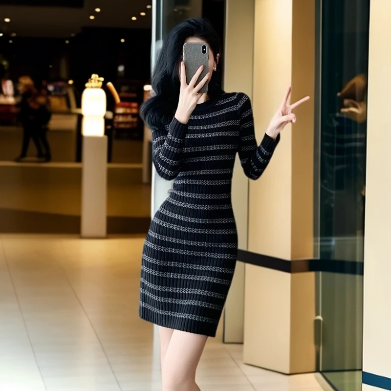 小香风圆领长袖针织连衣裙2024秋冬新款修身显瘦条纹包臀打底裙