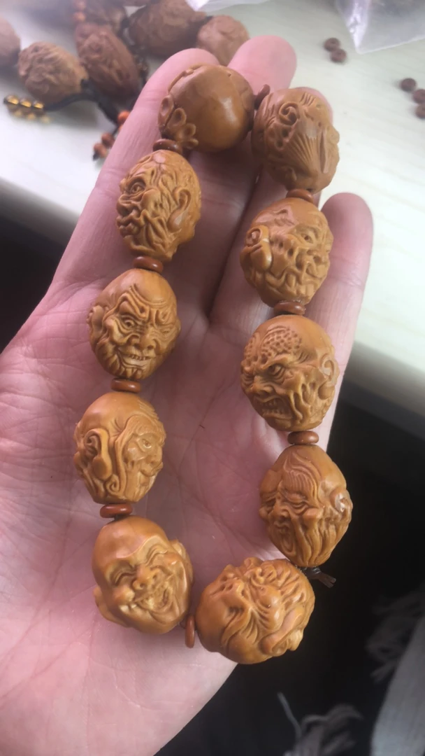 橄榄核罗汉双面雕刻