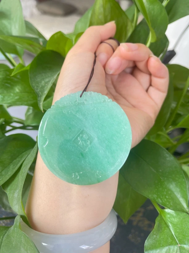 天然缅甸翡翠，满色苹果绿福牌仿古牌