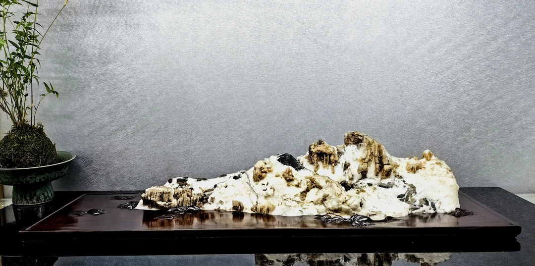 《昆仑神殿》收藏级灯草宣石  底座 :海派大漆红木59-11-18cm