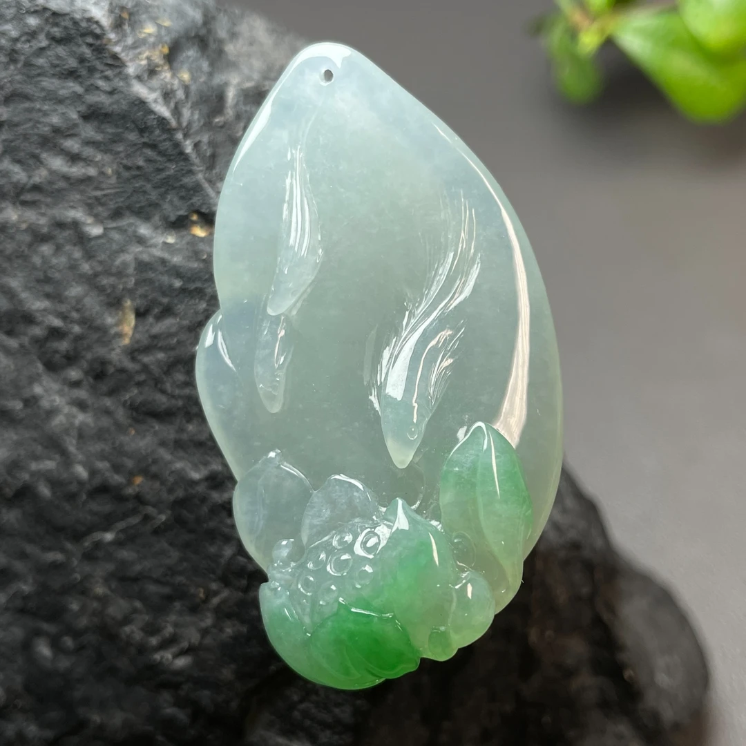 糯冰种翠色荷花鱼翡翠飘绿吊坠手工雕刻冰透淡绿玉坠古风挂件绿花