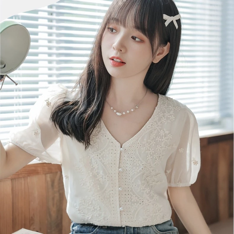 莉莉立体小花V领单排扣短袖衬衣