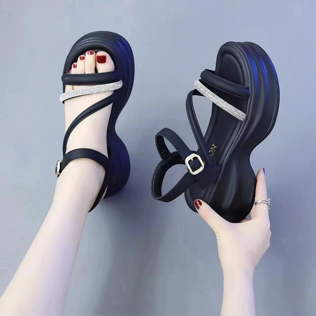 软底凉鞋女2024新款夏季百搭一字扣水钻厚底松糕罗马时尚凉鞋网红