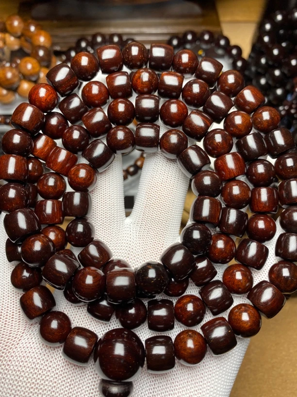 小叶紫檀，直切圆珠混搭款，脖挂，料子很好，非常独特的一款！