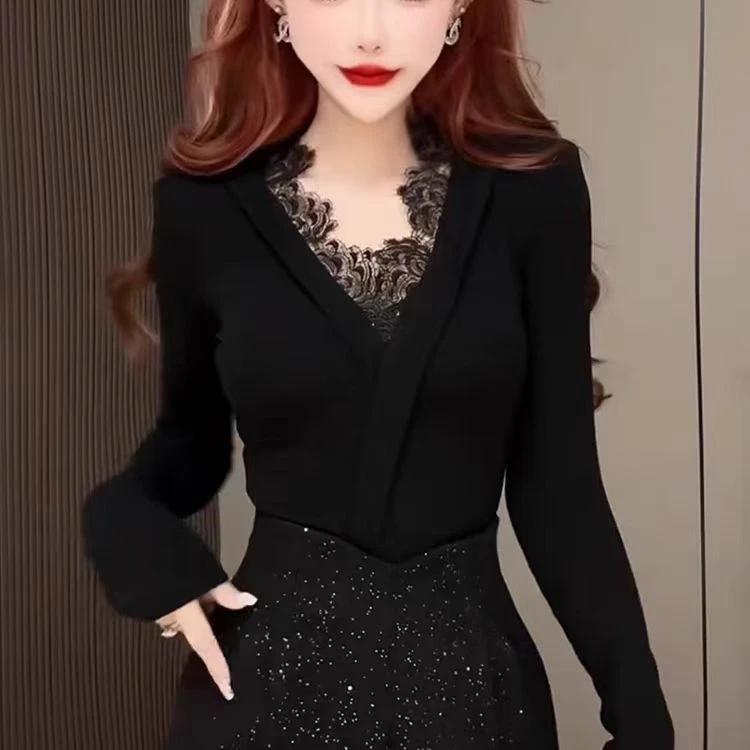 2024秋冬新款蕾丝拼接V领性感气质显瘦上衣修身洋气百搭打底衫女