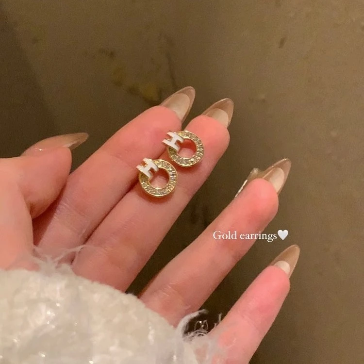 铜合金珐琅耳饰 ins风小巧精致百搭小H字母耳钉简约法式设计感