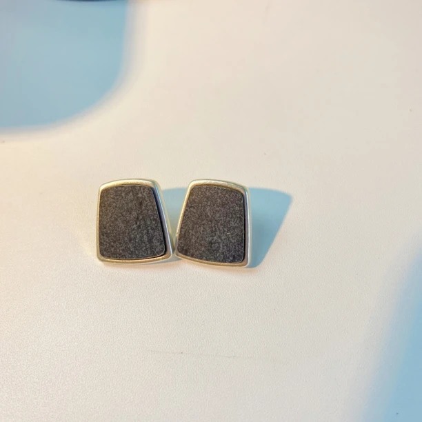 铜合金耳饰 梯字形简约黑色系耳钉高级百搭显气质款耳饰休闲时尚