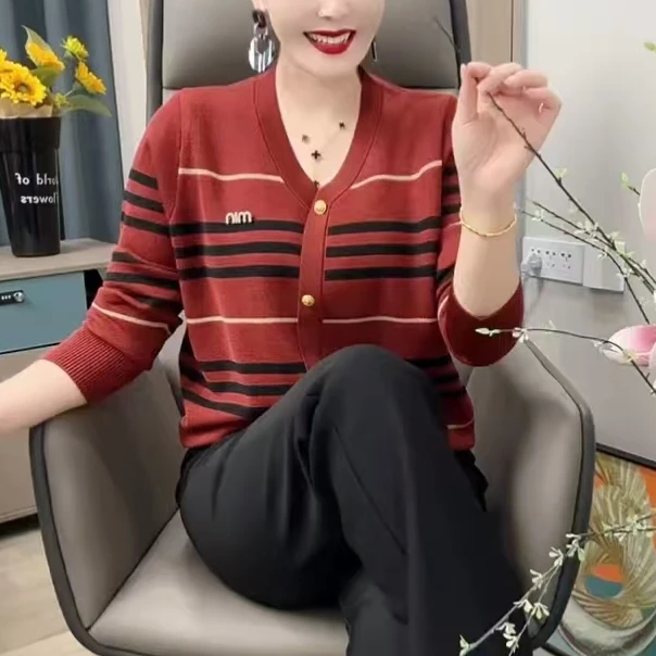 冬款时尚纽扣开衫打底衫女2024新款宽松休闲百搭减龄中老年妈妈装