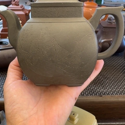 紫砂茶壶呈*密密麻麻