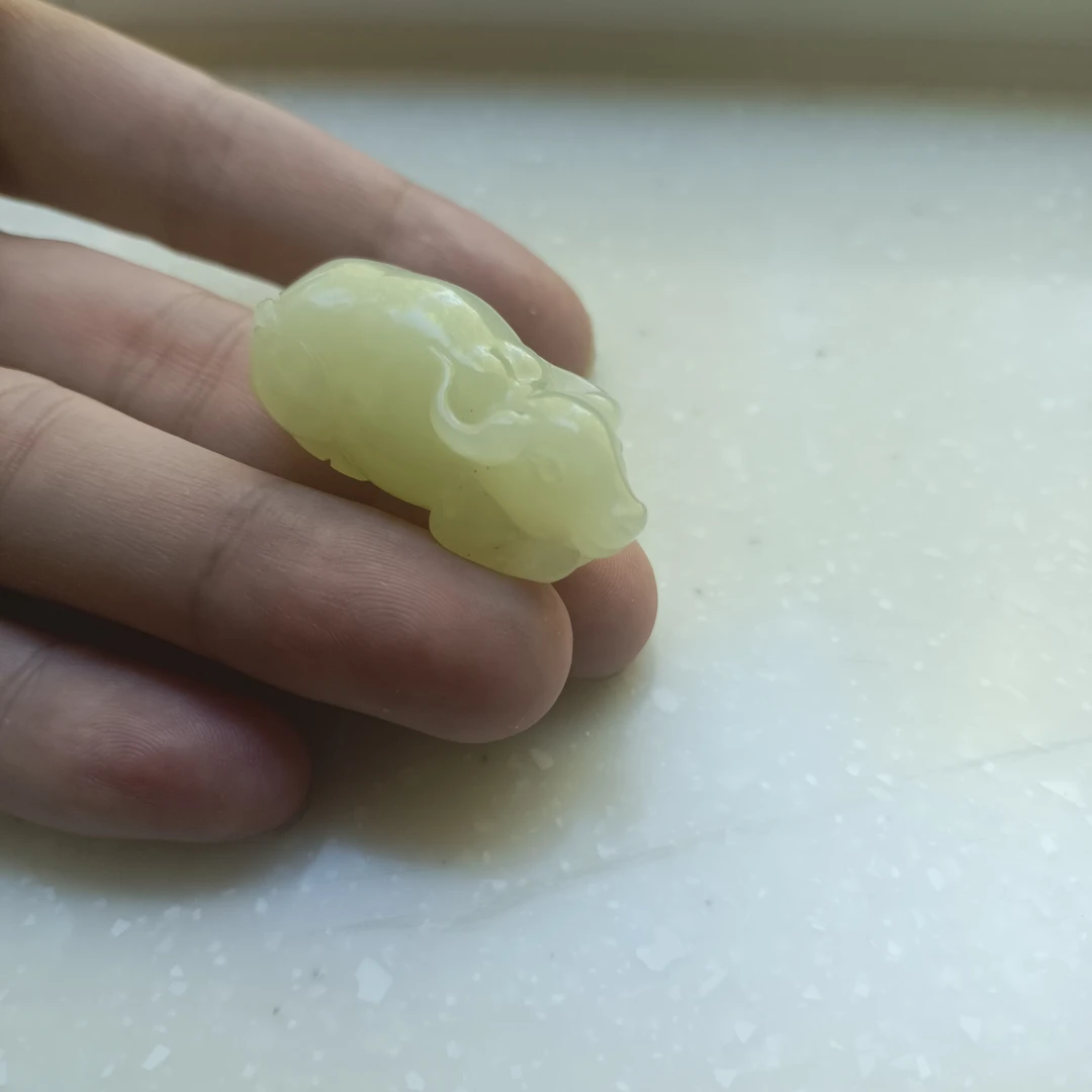 和田玉黄口料牛吊坠挂件生肖珠宝精雕可爱饰品38.5×20×15.6mm