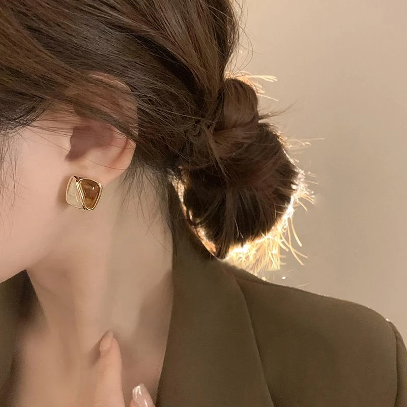 咖系秋冬美拉德耳饰女2023年新款港风复古耳钉小众设计感耳环女潮