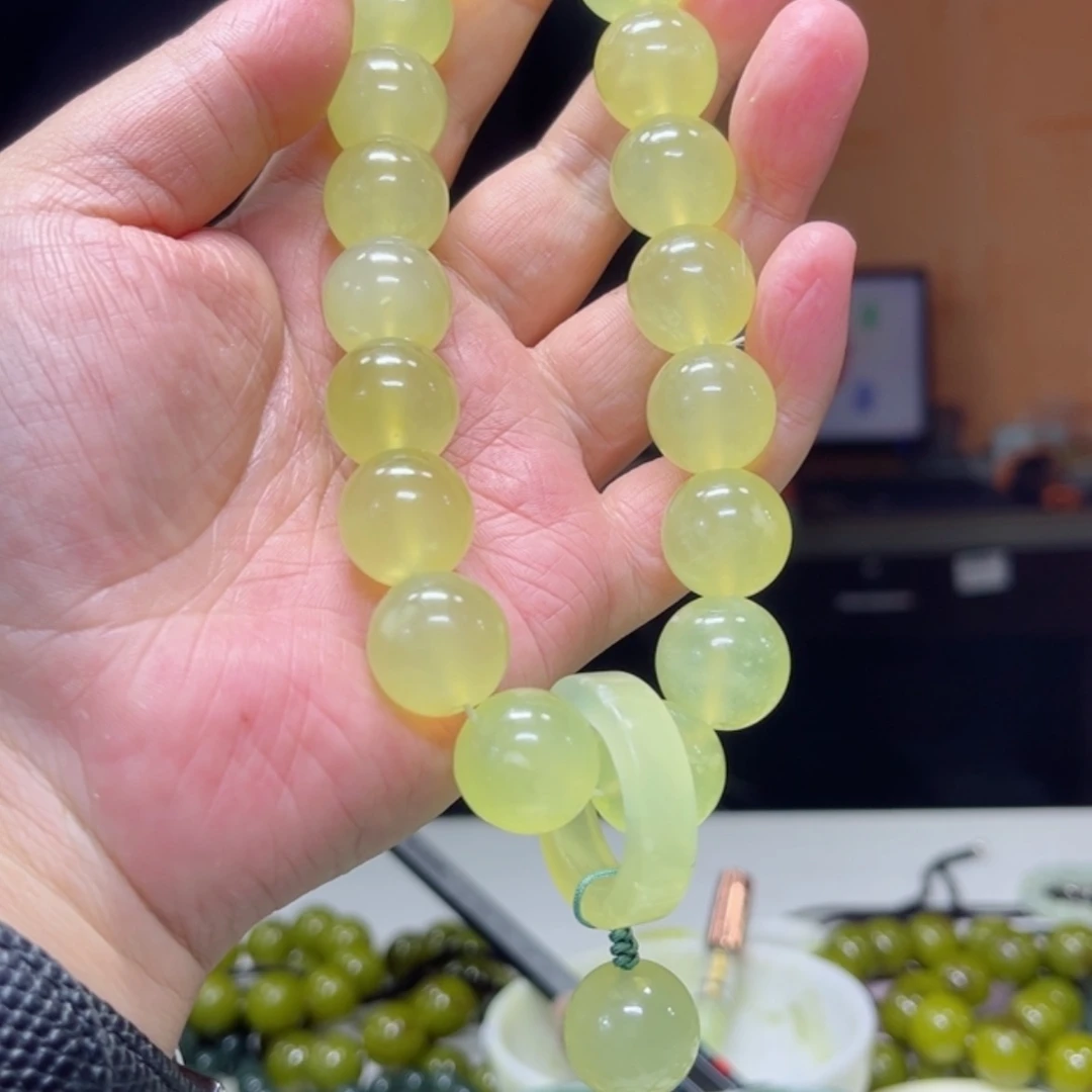 【闪购商品】蛇纹石玉手持未镶嵌岁***。