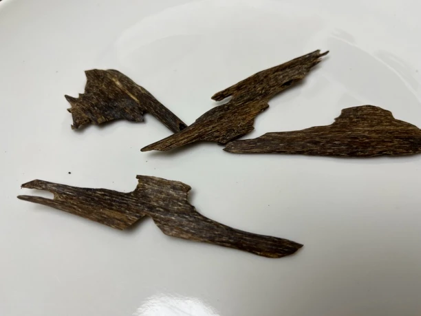 靓货虫漏树心饰品
