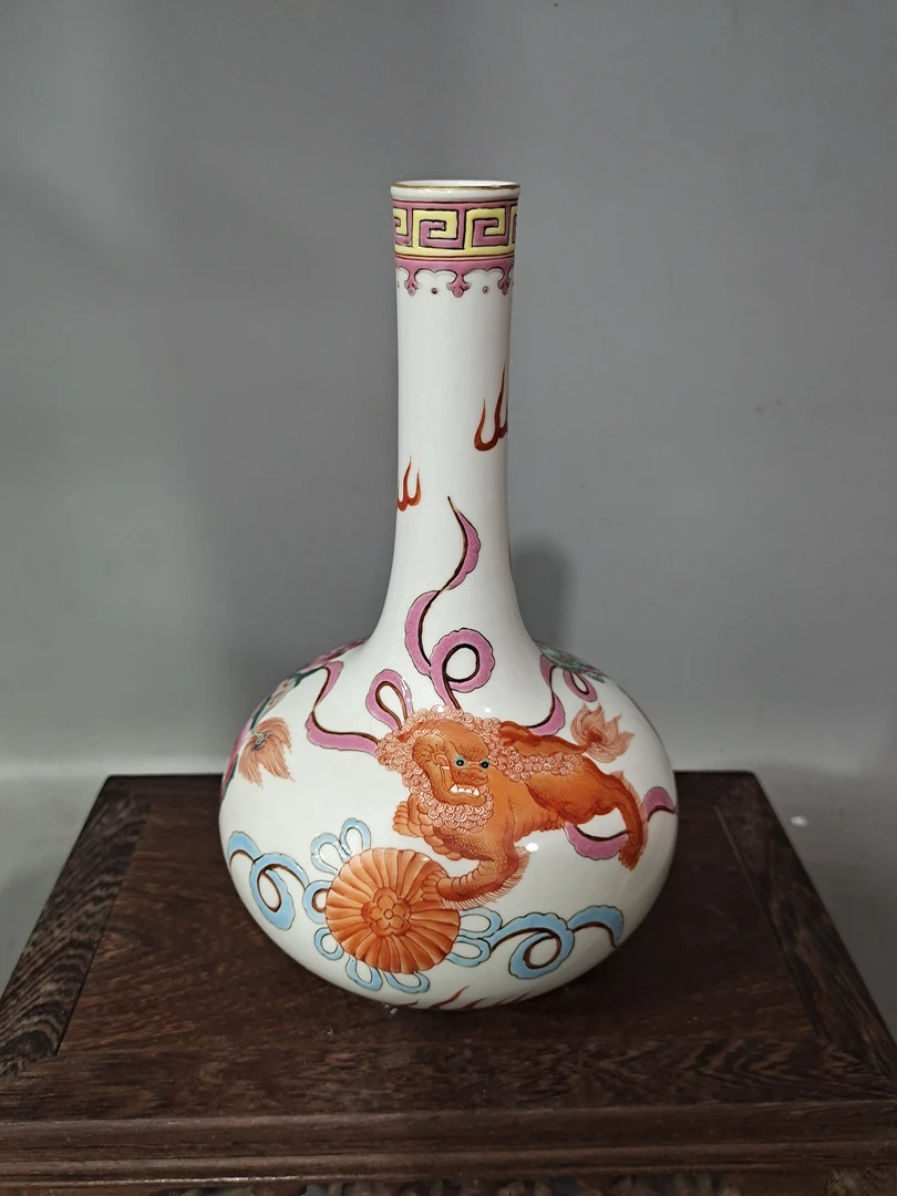 粉彩狮子绣球单瓶